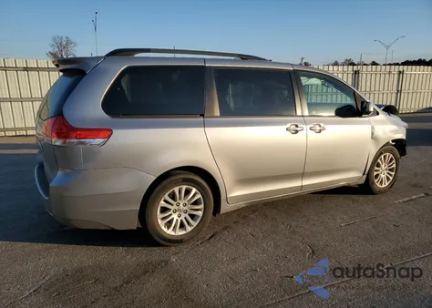 2014 Toyota Sienna Xle z USA, uszkodzony, nr VIN 5TDYK3DC2ES420690